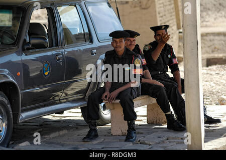 Louxor, Egypte - Novembre 13. 2006 : les agents de police égyptien sur le stand mobile post Banque D'Images