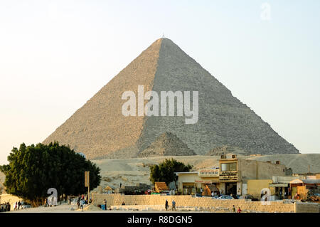 Le Caire, Egypte - 11 novembre 2006 : pyramides de Gizeh, Le Caire, Egypte, la plus ancienne des sept merveilles du monde antique, et le seul à rester larg Banque D'Images