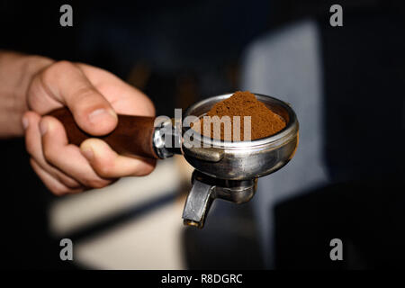 Pour les vrais connaisseurs de café. Café au café Café frais moulu. Tenir en main portafilter Barista. Barista espresso café en boire des bières. Équipements café Banque D'Images
