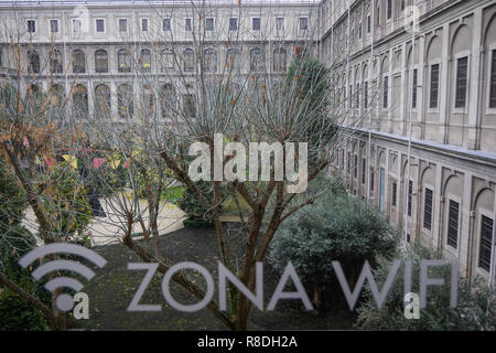 Une zone de connexion Wi-Fi gratuite au Musée de la Reine Sofia - Museo Nacional Centro de Arte Reina Sofía, Madrid, Espagne Banque D'Images