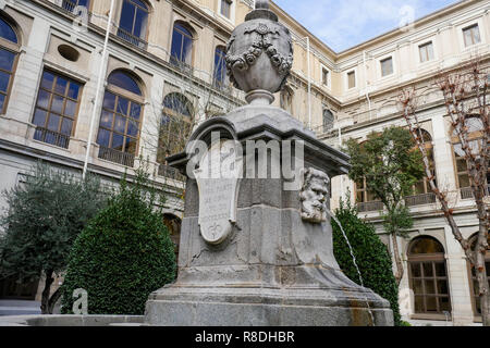 Fontaine de style néo-classique, les jardins de la Reine Sofia - Museo Nacional Centro de Arte Reina Sofía, Madrid, Espagne Banque D'Images