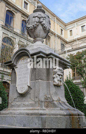 Fontaine de style néo-classique, les jardins de la Reine Sofia - Museo Nacional Centro de Arte Reina Sofía, Madrid, Espagne Banque D'Images