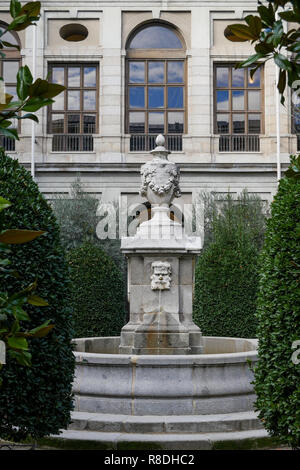 Fontaine de style néo-classique, les jardins de la Reine Sofia - Museo Nacional Centro de Arte Reina Sofía, Madrid, Espagne Banque D'Images