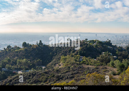 Vue de Los Angeles de Hollywood Hills. LA VILLE vers le bas. Hollywood Bowl. Chaude journée ensoleillée. De beaux nuages dans le ciel bleu. 101 freeway traffic Banque D'Images