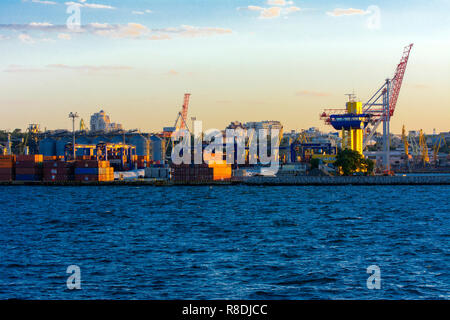 Odessa, Ukraine - 8 août 2018. Grues pour le chargement de gros porte-conteneurs et diverses cargaisons aux navires au chantier naval contre une belle e Banque D'Images