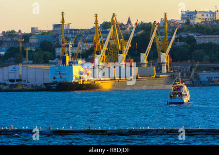 Odessa, Ukraine - 8 août 2018. Grues pour le chargement de gros porte-conteneurs et diverses cargaisons aux navires au chantier naval contre une belle e Banque D'Images