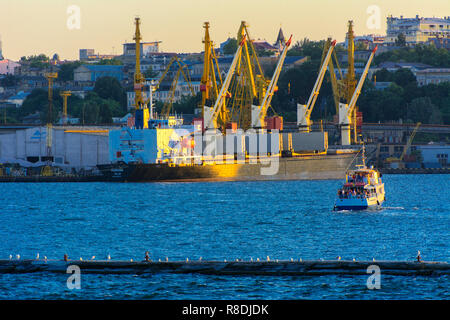 Odessa, Ukraine - 8 août 2018. Grues pour le chargement de gros porte-conteneurs et diverses cargaisons aux navires au chantier naval contre une belle e Banque D'Images