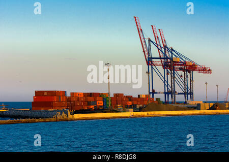 Odessa, Ukraine - 8 août 2018. Grues pour le chargement de gros porte-conteneurs et diverses cargaisons aux navires au chantier naval contre une belle e Banque D'Images