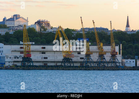 Odessa, Ukraine - 8 août 2018. Grues pour le chargement de gros porte-conteneurs et diverses cargaisons aux navires au chantier naval contre une belle e Banque D'Images