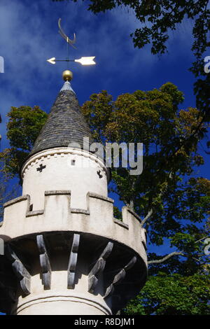 Powis Gate Towers, Minaret Blanc Monument voûté. Sur une journée ensoleillée d'automne contre un ciel bleu. Kings College, Université d'Aberdeen, Écosse, Royaume-Uni. Banque D'Images