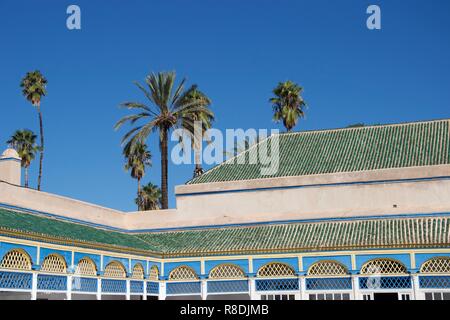Belle combinaison de bleu et vert ; un module d'arbre et sol carrelé pavillon marocain contre un ciel d'un bleu profond