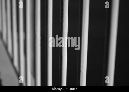 Image abstraite de barres verticales en noir et blanc photo monochrome Banque D'Images