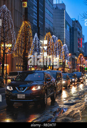 Dans les rues animées du quartier Susukino à Sapporo pendant la période de Noël dans la nuit. Sapporo, Hokkaido, Japon. Banque D'Images