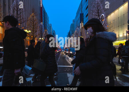 Dans les rues animées du quartier Susukino à Sapporo pendant la période de Noël dans la nuit. Sapporo, Hokkaido, Japon. Banque D'Images