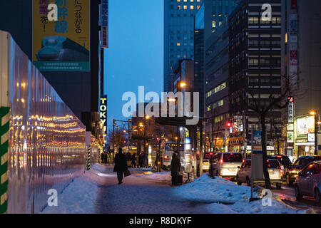 Dans les rues animées du quartier Susukino à Sapporo pendant la période de Noël dans la nuit. Sapporo, Hokkaido, Japon. Banque D'Images