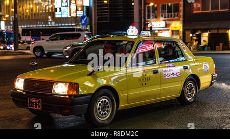 Taxi la nuit dans les rues animées de Susukino. Du centre-ville de Sapporo, Hokkaido, Japon. Banque D'Images