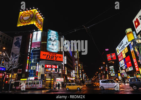 Dans les rues animées du quartier Susukino à Sapporo pendant la période de Noël dans la nuit. Sapporo, Hokkaido, Japon. Banque D'Images