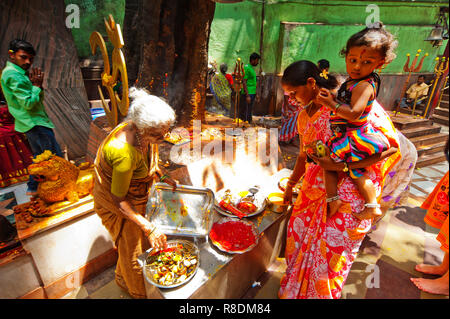 Les indiens à Shri Circle Maramma Temple, Bangalore, Inde Banque D'Images