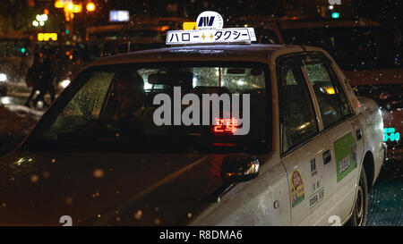 Taxi la nuit dans les rues animées de Susukino. Du centre-ville de Sapporo, Hokkaido, Japon. Banque D'Images