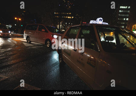 Taxi la nuit dans les rues animées de Susukino. Du centre-ville de Sapporo, Hokkaido, Japon. Banque D'Images