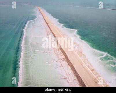 Sur la route de la surface de la Mer Morte. La partie sud de la Mer Morte, est divisé en pools d'où extraire les minéraux. port est couvert de sel blanc cryst Banque D'Images