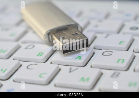 Carte mémoire flash USB sur les boutons du clavier blanc moderne. Concept de stockage de médias Banque D'Images