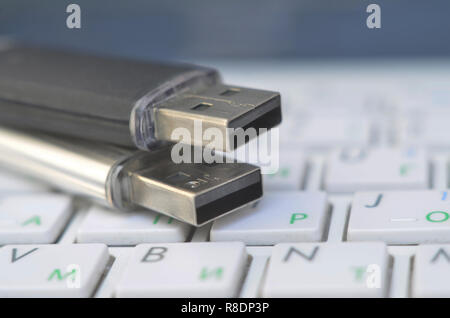 Carte mémoire flash USB sur les boutons du clavier blanc moderne. Concept de stockage de médias Banque D'Images