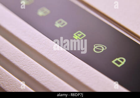 Photo détaillée d'ampoules l'Internet modem. Résumé arrière-plan technique. Les feux lumineux moderne sur la surface de plastique blanc routeur wi-fi Banque D'Images