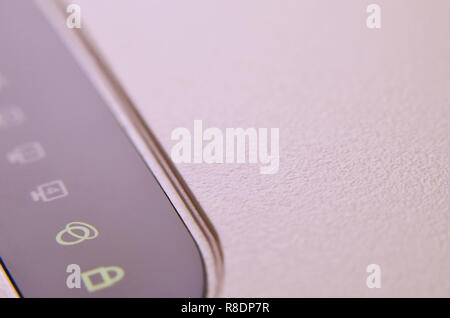 Photo détaillée d'ampoules l'Internet modem. Résumé arrière-plan technique. Les feux lumineux moderne sur la surface de plastique blanc routeur wi-fi Banque D'Images