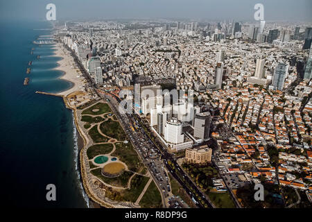 Vue depuis la rive pour le quartier moderne de Tel Aviv. Vue de dessus de la capitale d'Israël. Belle plage propre dans le centre-ville de la métropole Banque D'Images