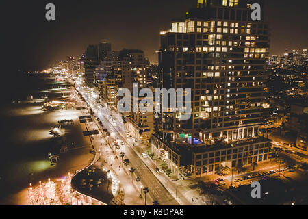 Les immeubles de luxe à Tel Aviv gratte-ciel résidentiel de luxe à Tel Aviv. Vue du haut de la route le long de la côte et de la plage dans la nuit la vie nocturne de la ville. Banque D'Images