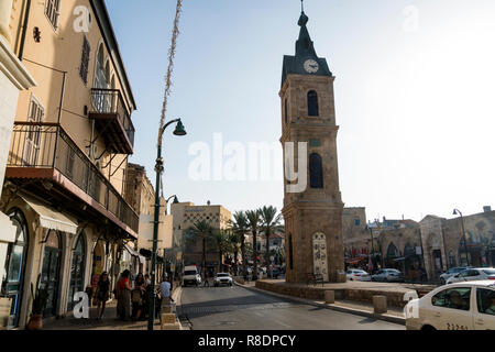 Tel Aviv. Israël. 21 octobre, 2018. Les touristes à pied les rues de Tel Aviv. Le carré avec la tour de Jaffa, Israël Banque D'Images
