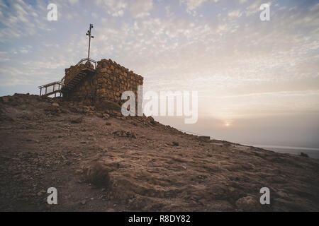 L'ancienne forteresse de Massada, à l'aube. Les ruines d'une ancienne forteresse juive dans le désert. Visites en Israël. Des fouilles archéologiques. Lever du soleil en t Banque D'Images