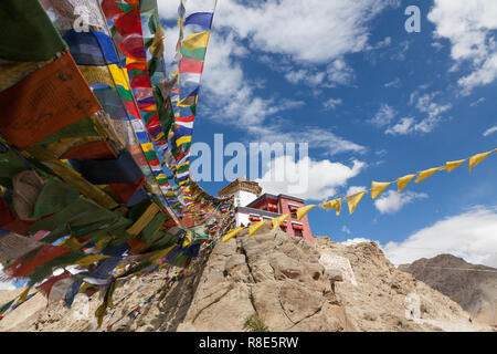 Les drapeaux de prières colorés et colline avec Tsemo temple de Maitréya, Tsemo Goenkhang protecteur (temple) et Tsemo (victoire) Fort, Leh, Ladakh, Inde Banque D'Images