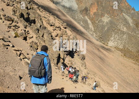 Un groupe de randonneurs dans les paysages volcaniques du Mont Kenya, au Kenya Banque D'Images