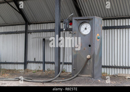 Une vieille voiture distributeur de carburant. La station d'essence abandonnés dans la campagne environnante. Saison de l'automne. Banque D'Images