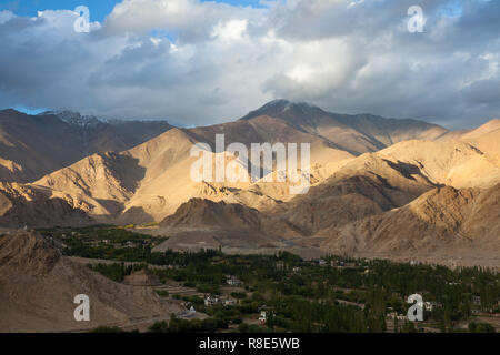 Vue depuis salon de Shanti Stupa, le Ladakh, le Jammu-et-Cachemire, l'Inde Banque D'Images