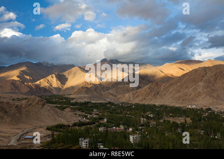 Vue depuis salon de Shanti Stupa, le Ladakh, le Jammu-et-Cachemire, l'Inde Banque D'Images