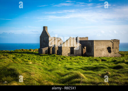 Ruines sur le haut de la tête de front, West Cork Banque D'Images