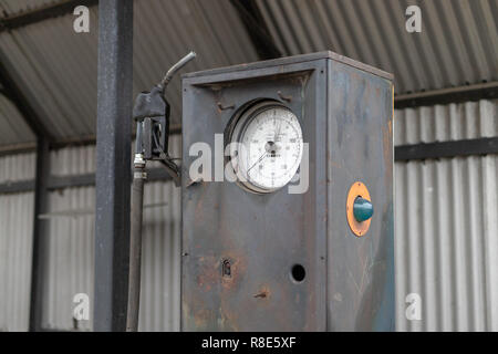 Une vieille voiture distributeur de carburant. La station d'essence abandonnés dans la campagne environnante. Saison de l'automne. Banque D'Images