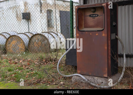 Une vieille voiture distributeur de carburant. La station d'essence abandonnés dans la campagne environnante. Saison de l'automne. Banque D'Images