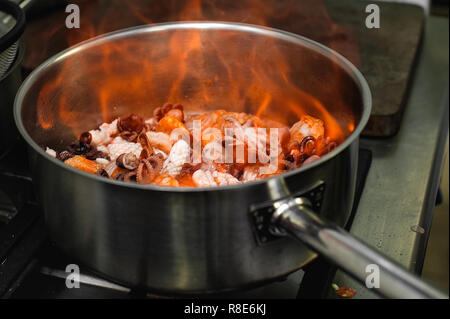 Sauté de fruits de mer. à la flamme. La nourriture thaïe Banque D'Images