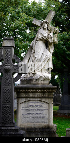 Pierre tombale,pierre tombale,Jésus Christ,croix,agonie,cimetière catholique, cimetières, tombes,grave,mémoire,paix,memorial,calme,RM,Irlande Banque D'Images