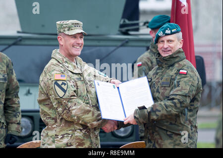 Le Lieutenant-général John C. Thomson III, commandant du Commandement terrestre LANDCOM, et le général Krzysztof Motacki, commandant de la Force multinationale de divisio Banque D'Images