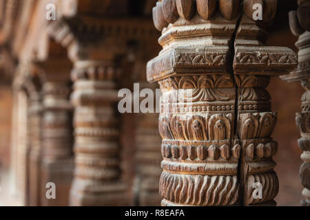 Piliers en bois sculpté à la main à Hanuman Dhoka complexe de Palais à Patan, Kathmandu, Népal. Banque D'Images