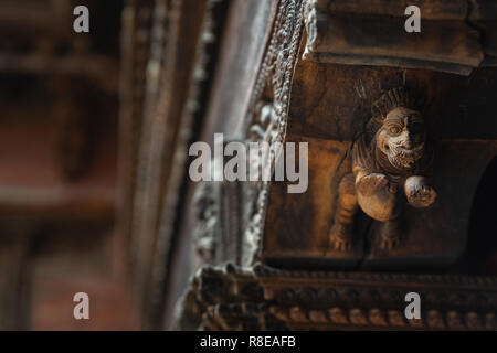 Lion en bois sculpté dans la porte de Hanuman Dhoka complexe de Palais à Patan, Lalitpur, au Népal. Banque D'Images