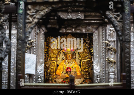 Statue de Bouddha en or à Hiranya Varna Mahavihar, le Temple d'or dans la ville historique de Patan, également connu sous le nom de Lalitpur, au Népal. Banque D'Images