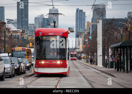 TORONTO, CANADA - 13 NOVEMBRE 2018 : nouveau tramway de Toronto sur l'arrêt de tram sur l'avenue Spadina, centre-ville de Toronto, Ontario. C'est l'un des symboles de fonction Banque D'Images