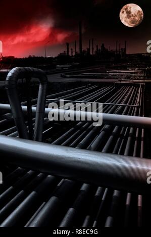 L'industrie du pétrole et du gaz dans la nuit. Image composite avec un ciel rouge sombre des flammes et un vaste espace lumineux pleine lune. Banque D'Images