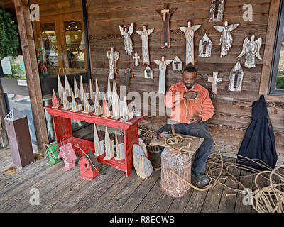 Noires ou Afro-américaine l'artiste bois figures en bois et figurines en vente sur le porche de Priester's Les pacanes, près de Fort-de l'Alabama. Banque D'Images